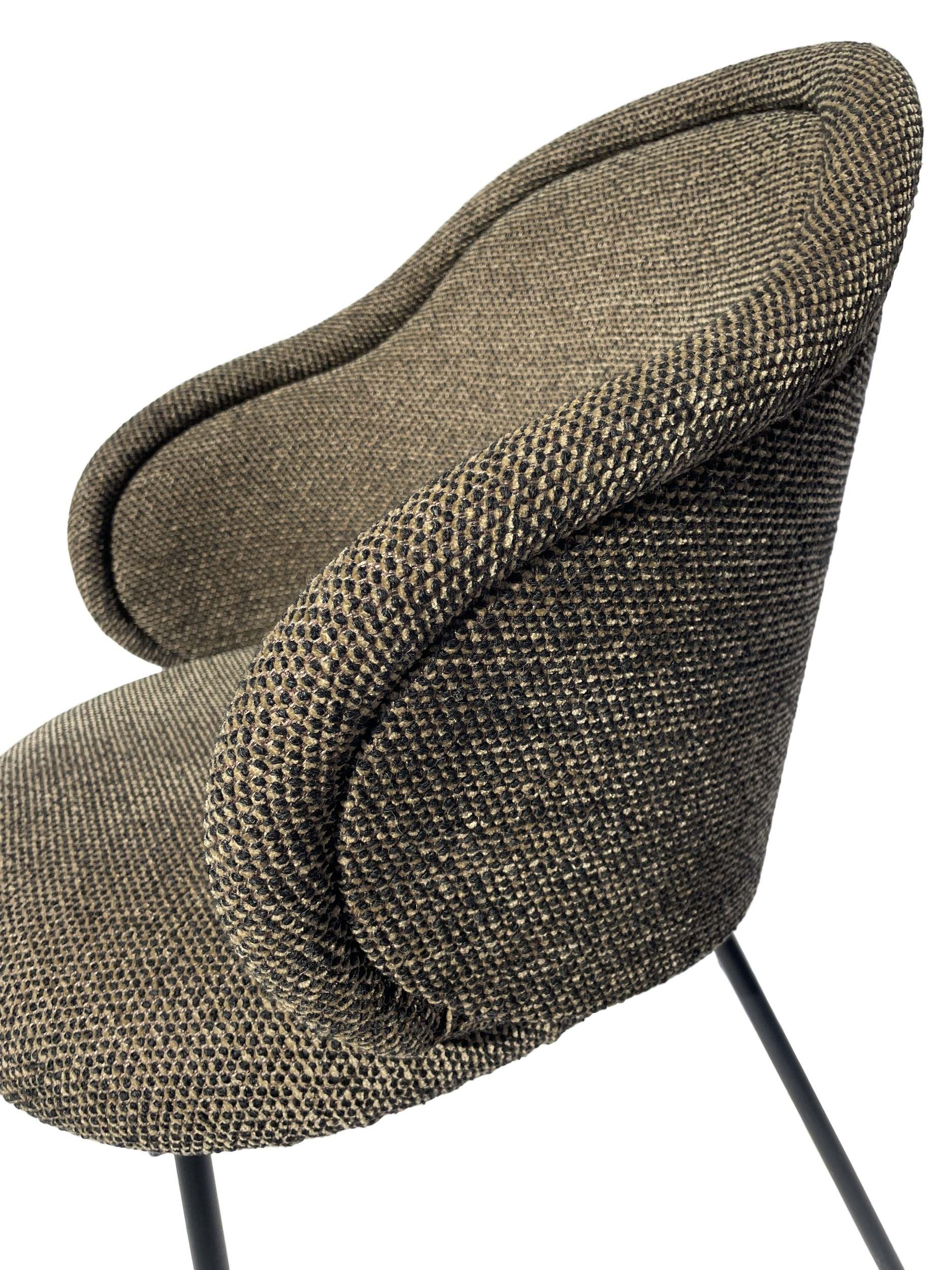 Ona Armchair – Stoff Sahco Safire 00001  – Stahlgestell Tiefschwarz
