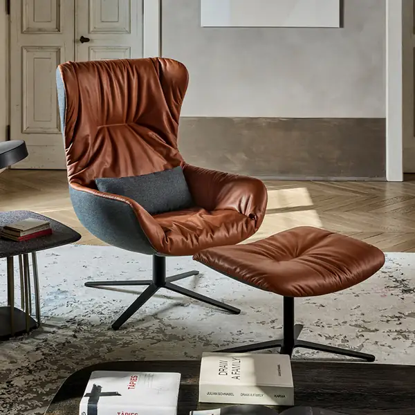 Freifrau Ohrensessel aus Leder mit Hocker im Wohnzimmer