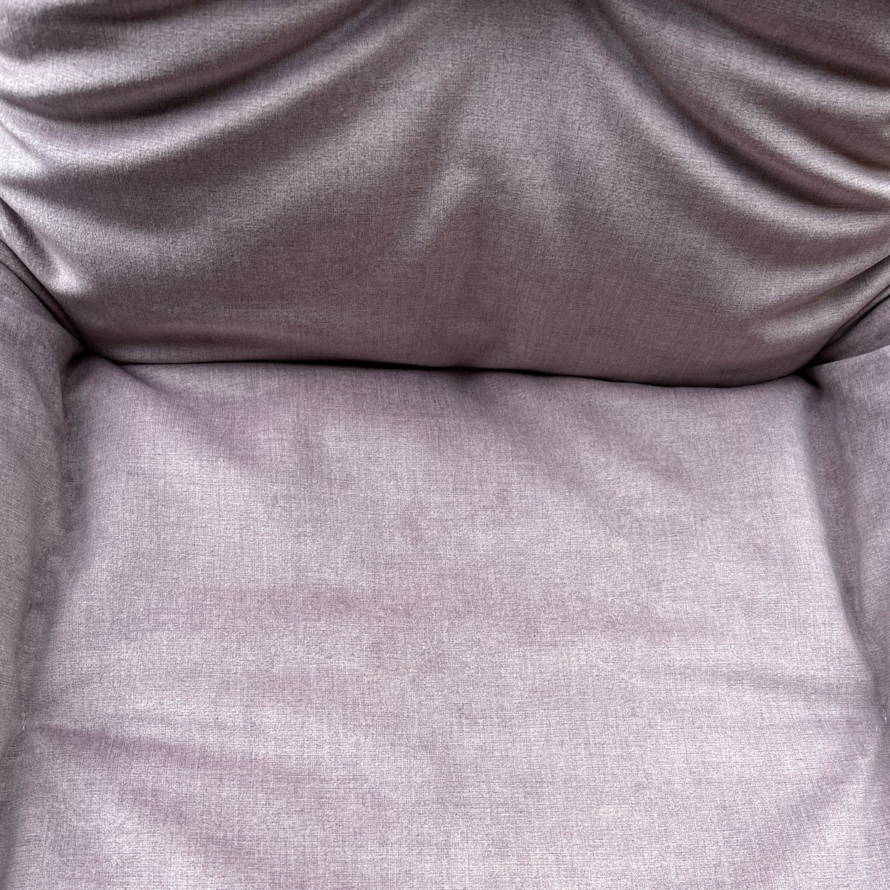 Leya Armchair Low im Detail: Falten des lavendelgrauen Stoffs Smart Tourterelle am Sitz und an der Armlehne