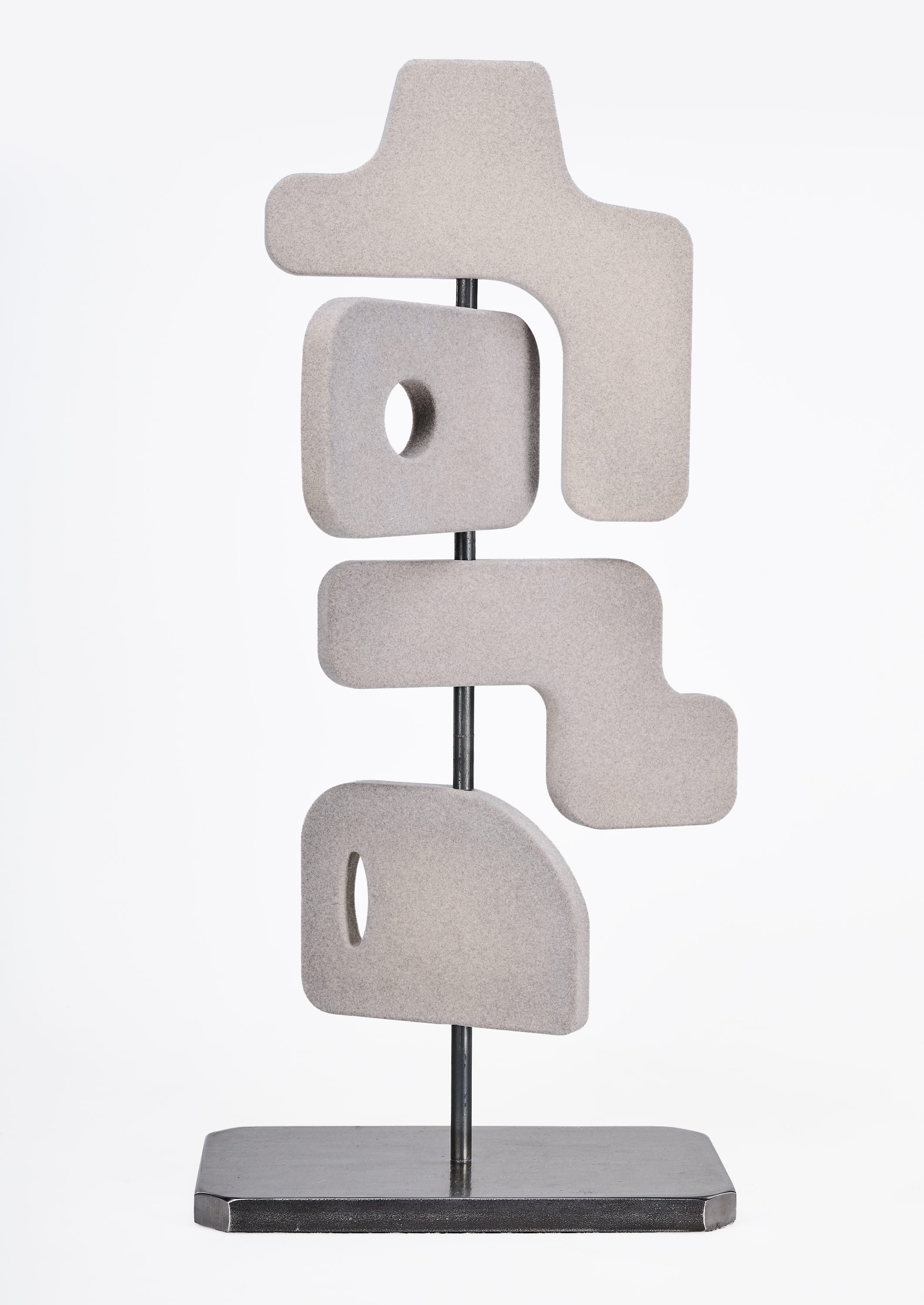myDesignBox Art von Melior: Skulptur aus grauen Formteilen auf schwarzem Sockel