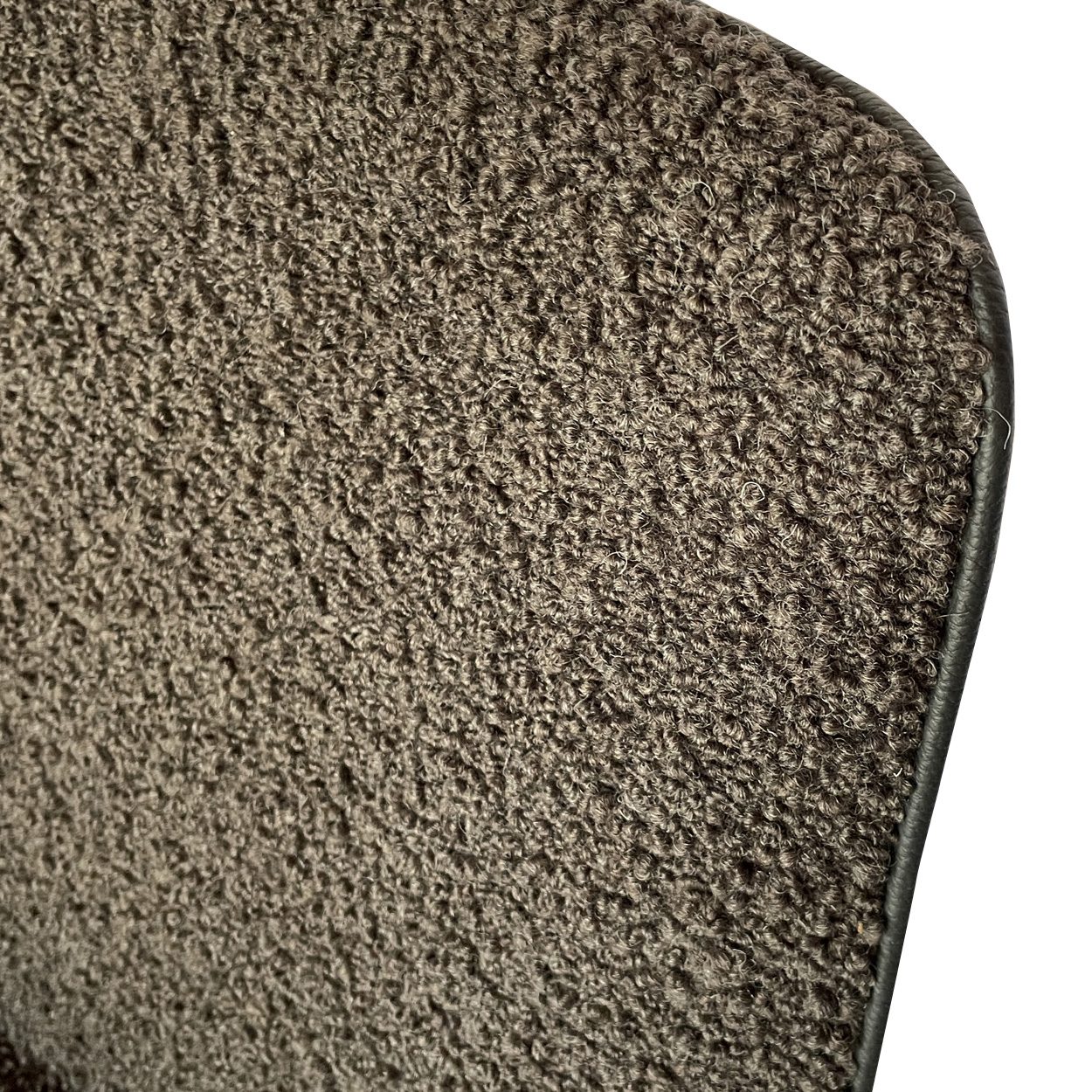 Amelie Chair im Detail: Bouclé-Struktur des Stoffs Nimbus an der Lehne mit Lederkante