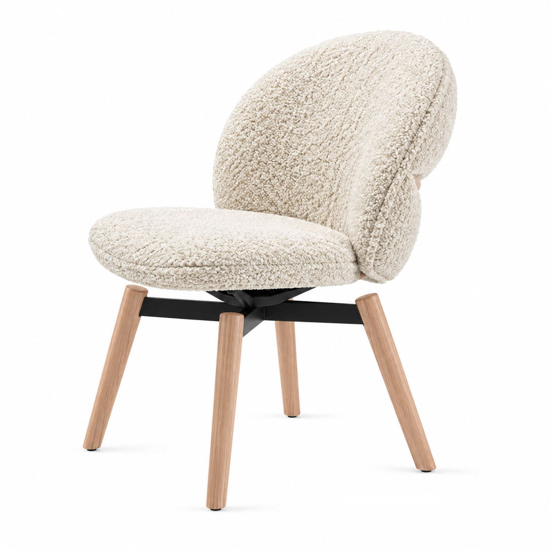 Marie Chair in cremefarbenem Bouclé-Stoff Nimbus 006 Brebis mit Holzkreuzgestell in Eiche, Frontansicht
