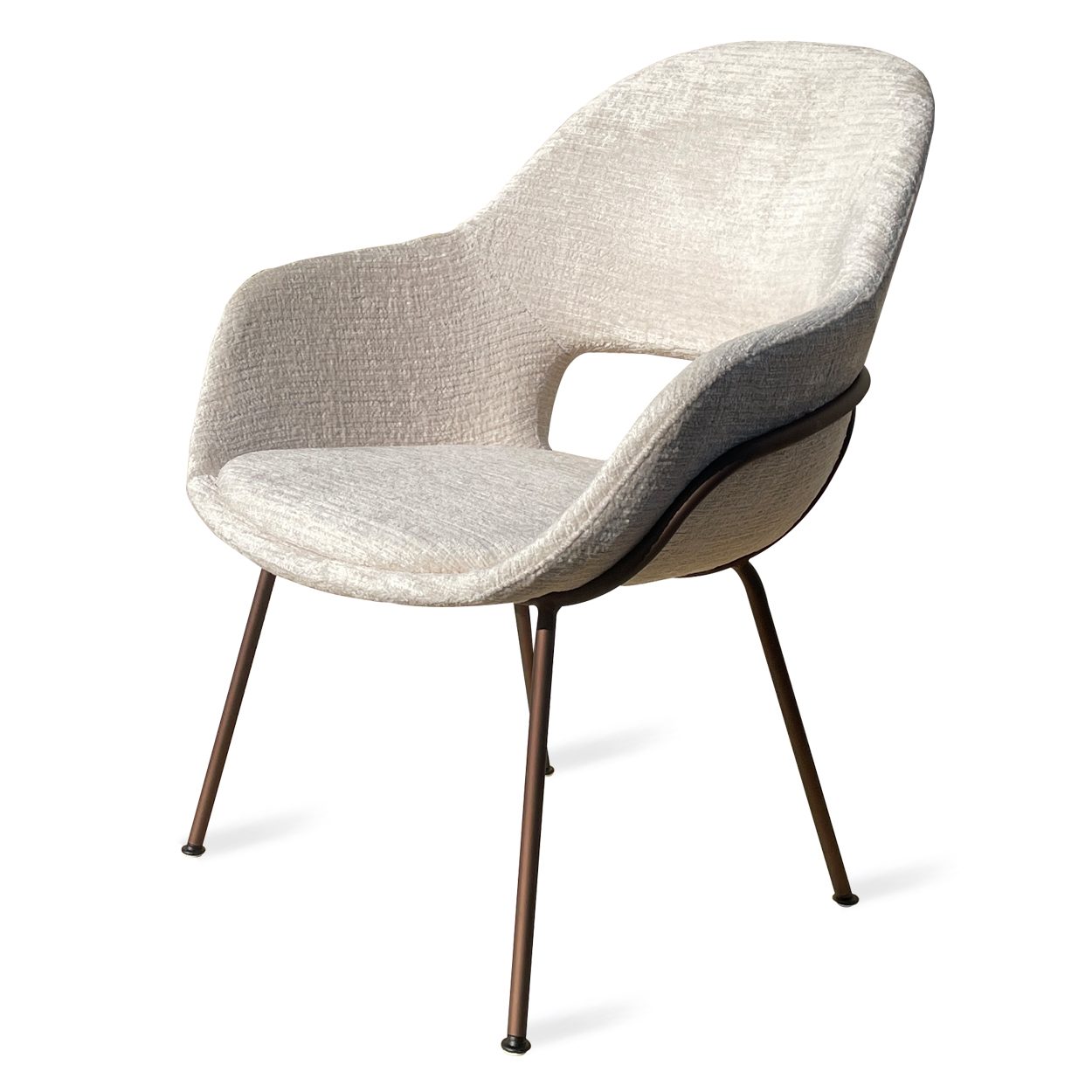 Theia Armchair High in cremefarbenem Stoff Chouchou mit bronzefarbenem Vierfuß-Stahlgestell, schräg von vorn