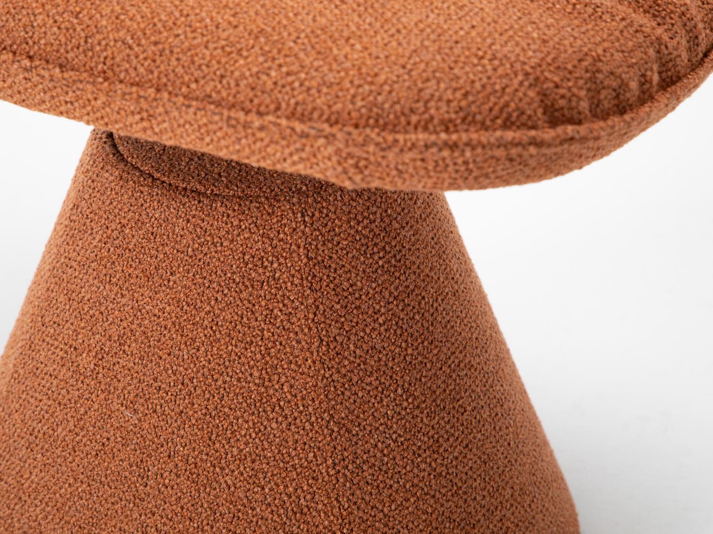 Marie auf Sockelgestell in rostrotem Stoff, Detail
