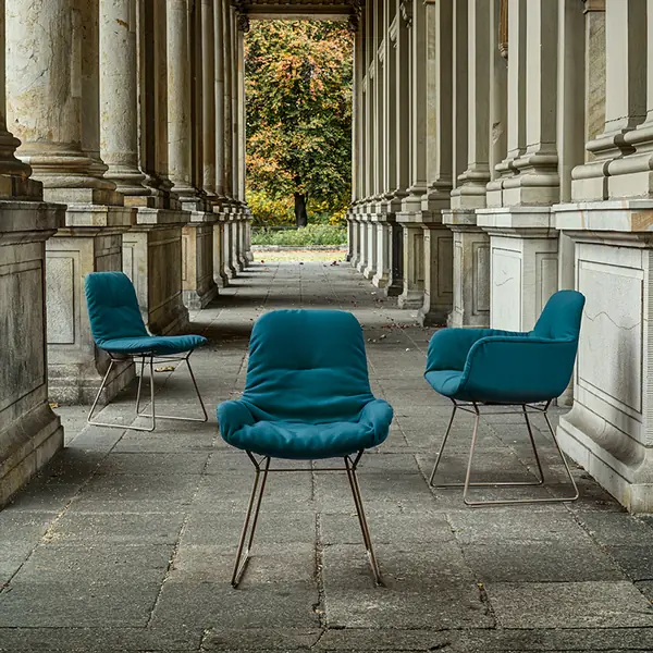 Freifrau Leya Armchair in Petrol mit Drahtgestell im Säulengang