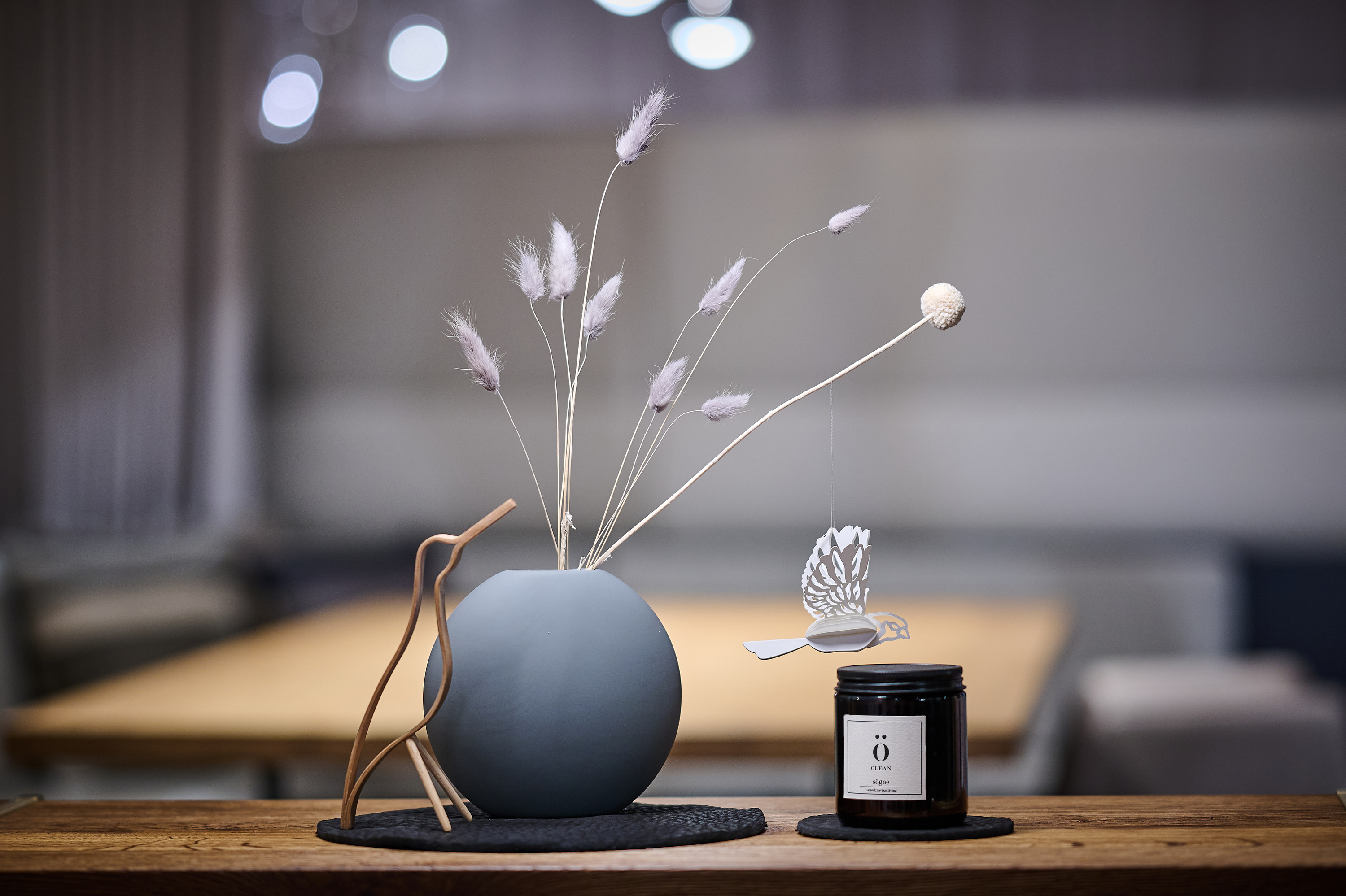 myDesignBox Silber von Melior: Dekoset mit blaugrauer Kugelvase, Trockenblumen, Kerze und Holzvogel auf einem Tisch