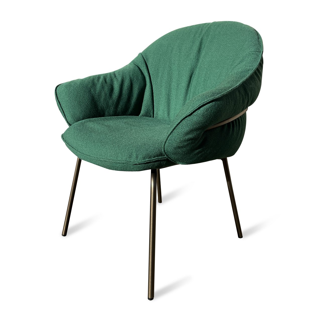 Marie Armchair Low Dining in grünem Stoff Vidar mit bronzefarbenem Gestell, schräg von vorn