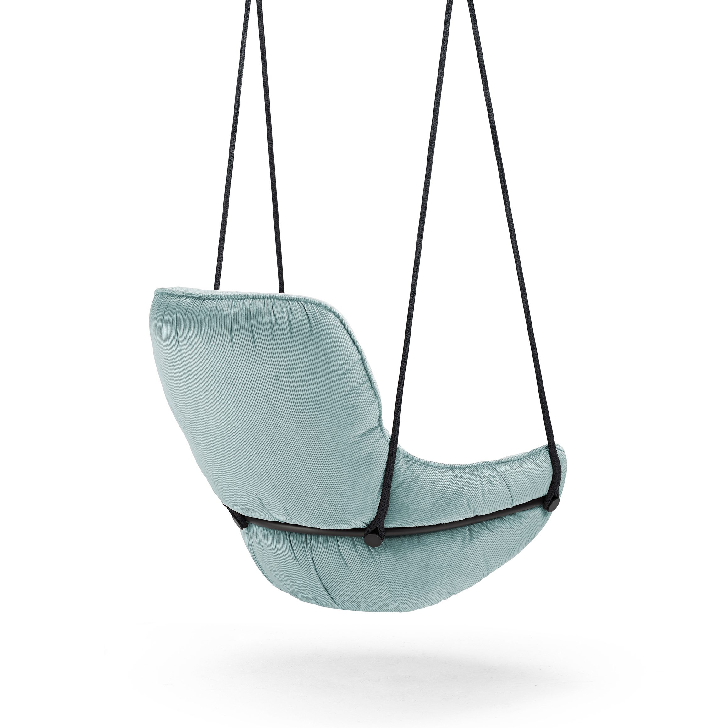 Marie Lounge Swingseat High in hellblauem Velours Riga Celadon mit schwarzen Aufhängeseilen, schräg von hinten