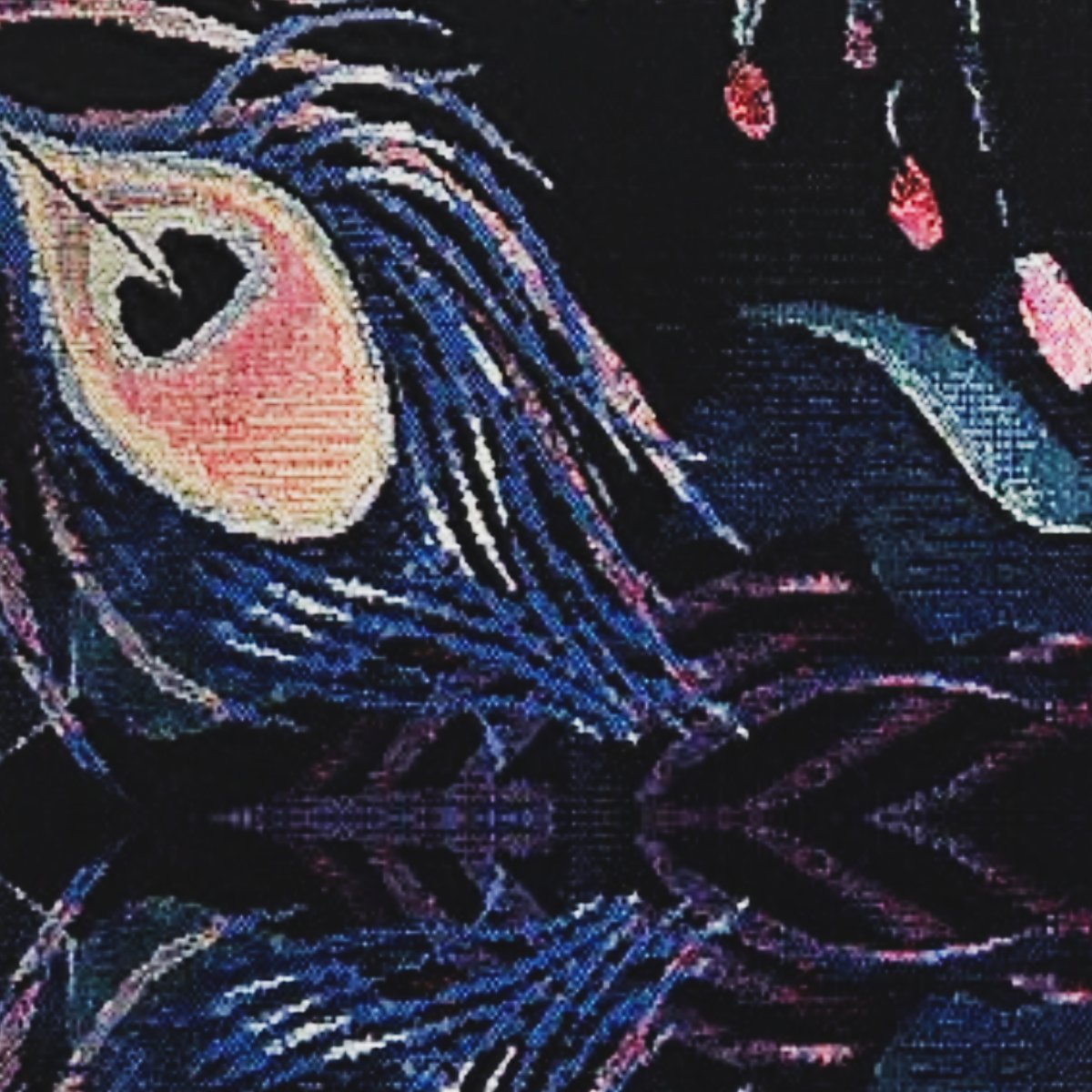 Stoff Gobelin Oasis mit Pfauenfedern in Blau und Rosa auf dunklem Grund, Nahaufnahme des Gewebes