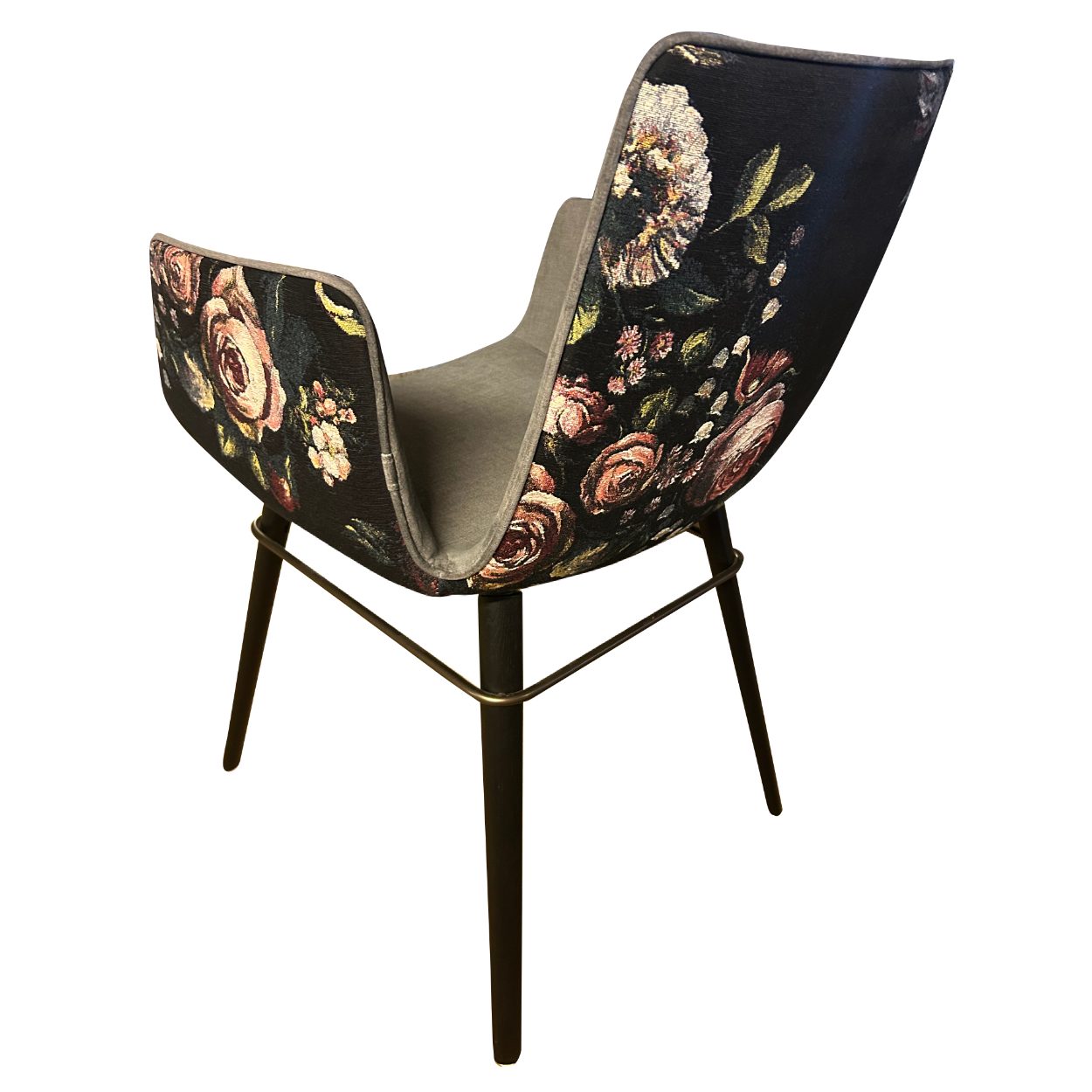 Amelie Armchair High, Rückseite im Gobelin Eden mit Blumenmuster, innen grauer Velours, schwarze Holzbeine, von hinten
