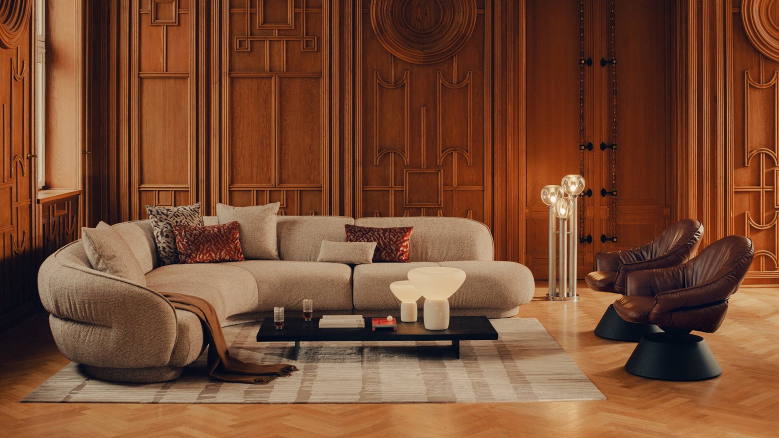 Marie Sofa in hellem Stoff in einem holzgetäfelten Saal