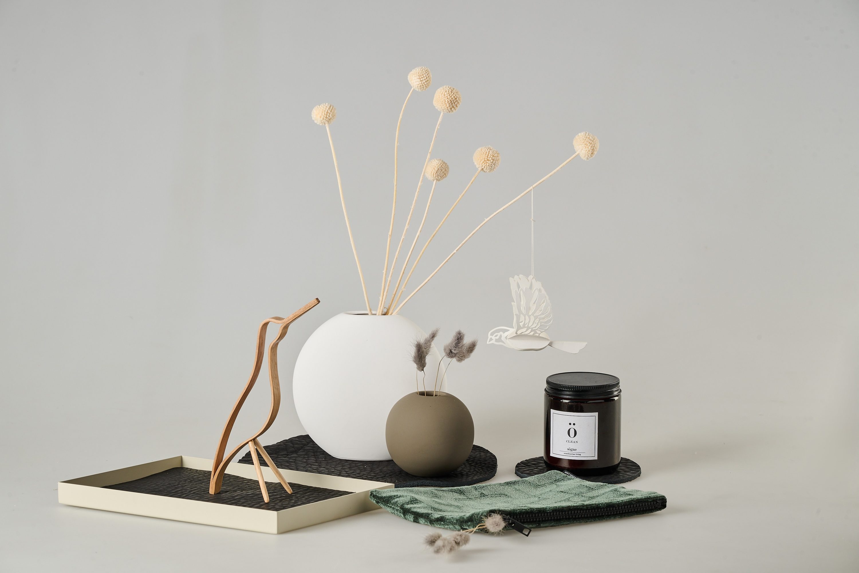 myDesignBox Gold von Melior: Dekoset mit weißer Kugelvase, Trockenblumen, Kerze, Holzvogel und grünem Stoffbeutel