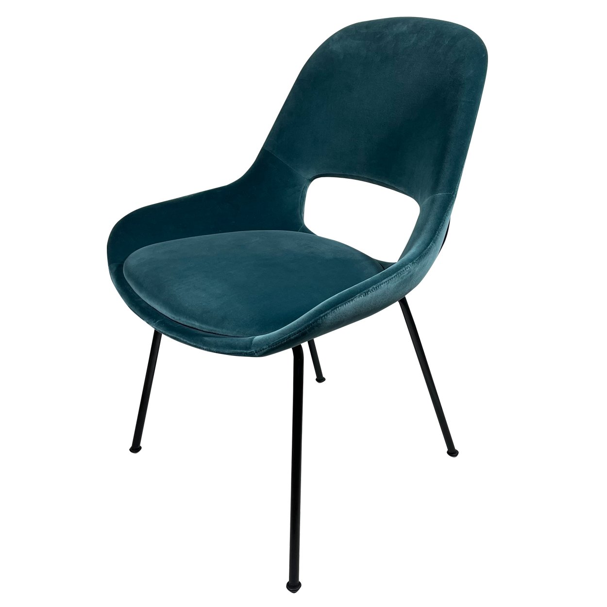 Theia Armchair Low in petrolfarbenem Samt Adamo & Eva 184 Petrolio mit schwarzem Gestell, schräg von vorn