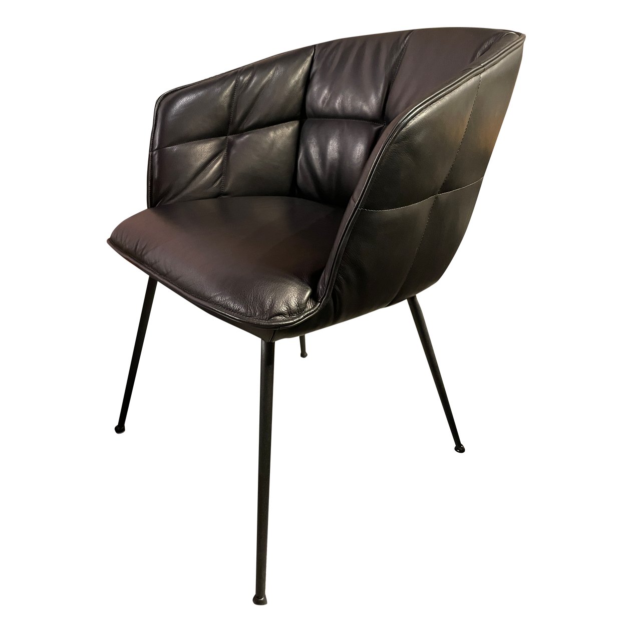 Marla Armchair High in schwarzem Leder Adora mit gesteppter Lehne und schwarzem Vierfuß-Gestell, schräg von vorn