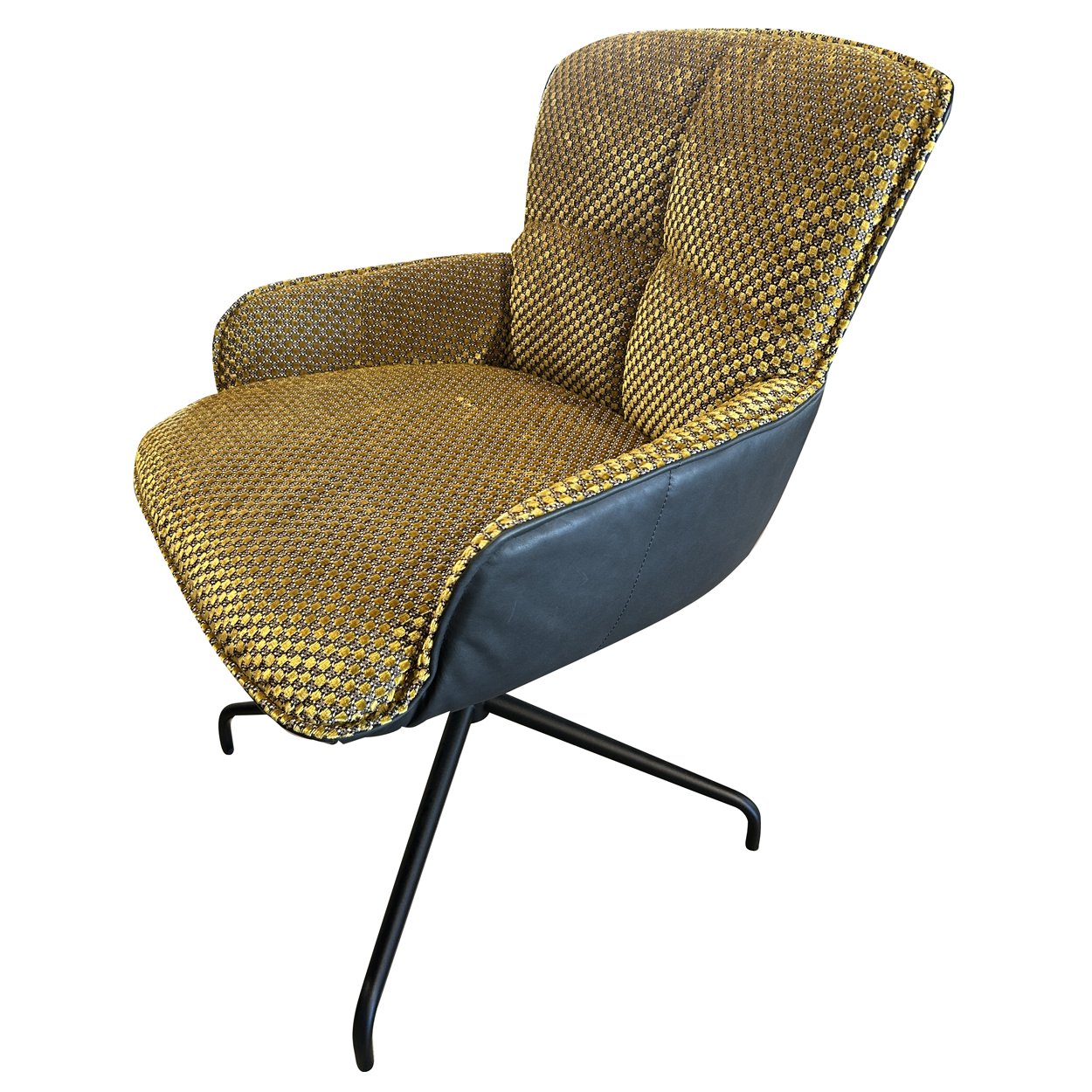 Marla Armchair Low in goldgelbem Stoff Nobilis Bouton d'Or, graue Schale in Leder Adora, schwarzer Sternfuß, schräg von vorn