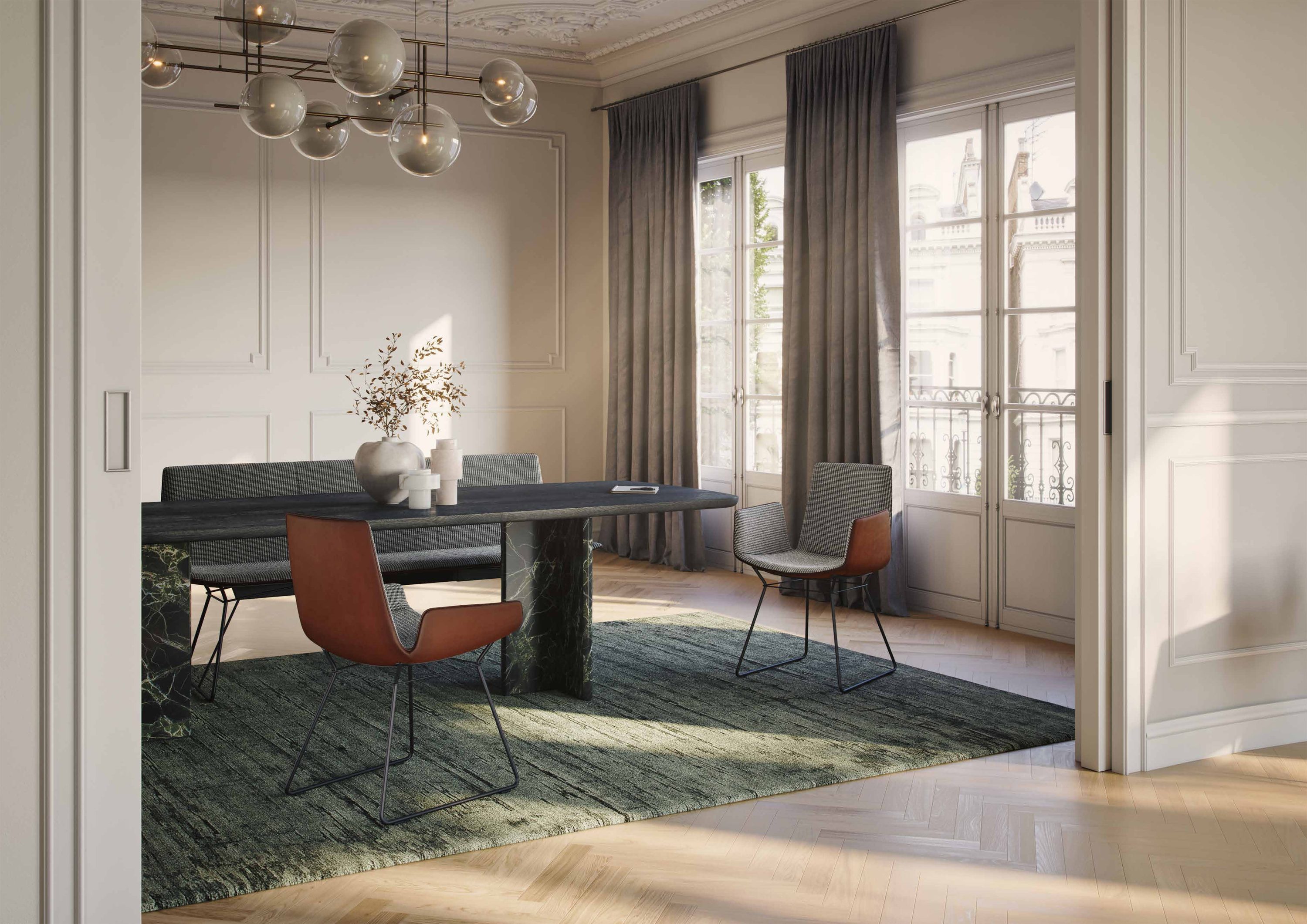 Amelie Armchairs in Cognac mit Hahnentritt-Stoff an einem Esstisch im Wohnraum, Raumansicht