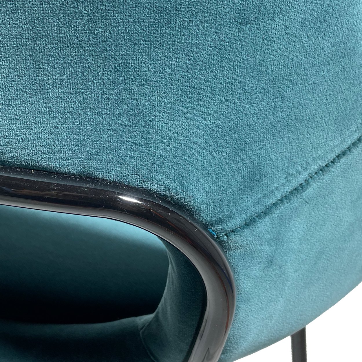 Theia Armchair Low im Detail: petrolfarbener Samt Adamo & Eva 184 Petrolio mit schwarzer Rückenschale