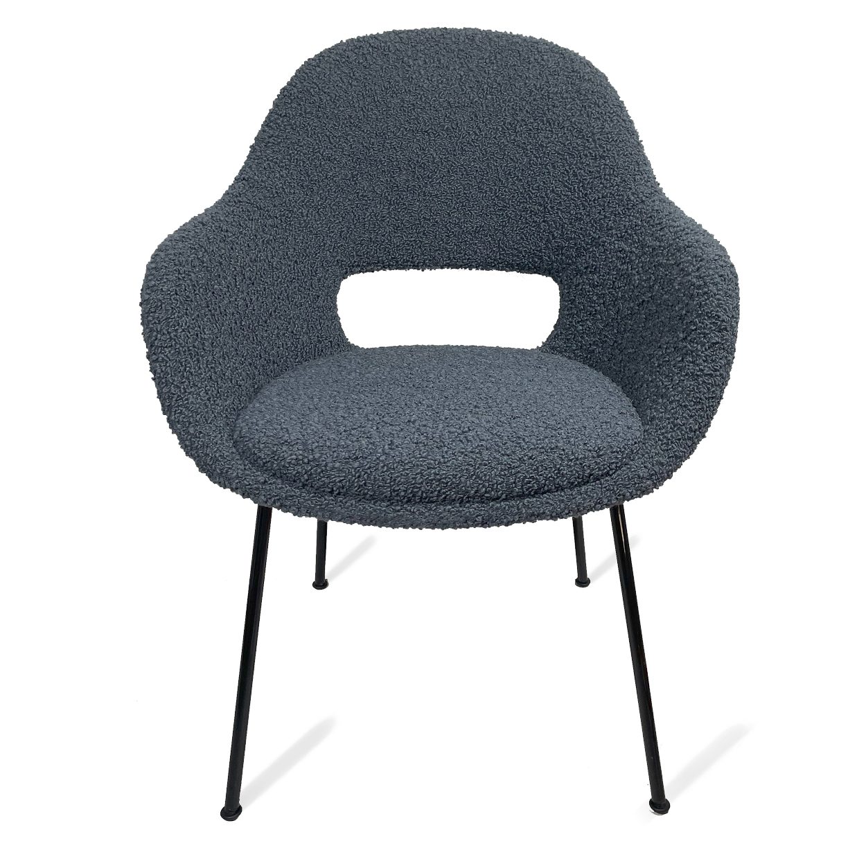 Theia Armchair High in blaugrauem Bouclé-Stoff Nimbus mit schwarzem Vierbeingestell, Frontansicht