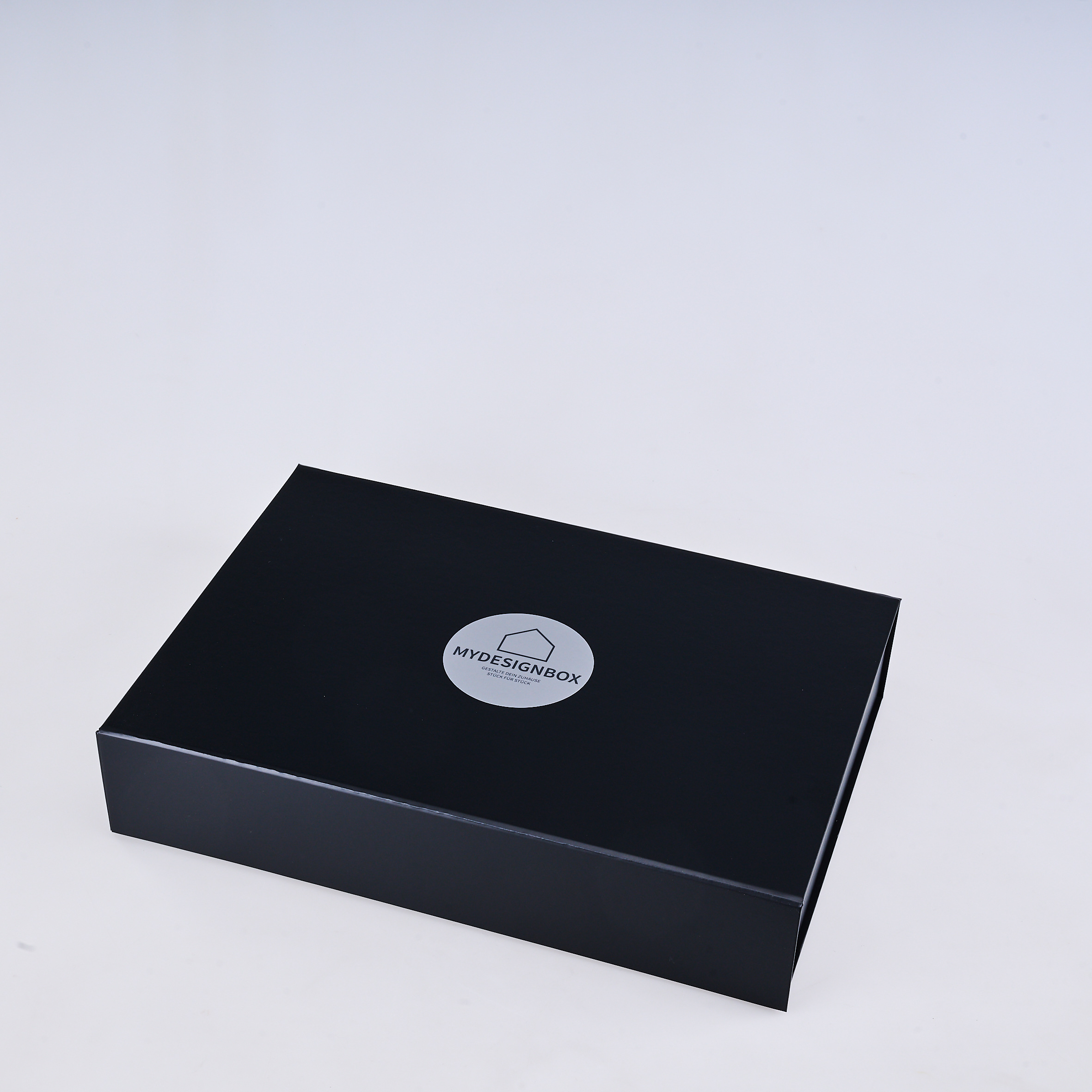 myDesignBox Silber von Melior: geschlossene schwarze Geschenkbox mit silbernem Logo