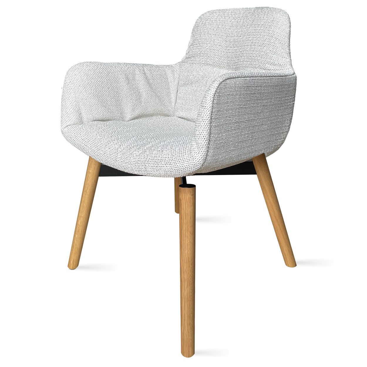 Leya Armchair High in hellem Stoff Safire 07 mit Kreuzzarge aus geölter Eiche, schräg von vorn