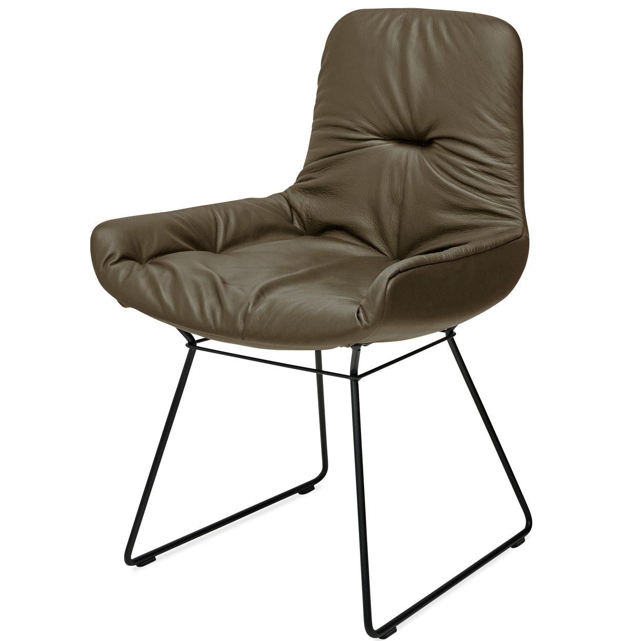 Leya Armchair Low in olivgrünem Leder Opium Plaza mit schwarzem Kufengestell aus Draht, schräg von vorn