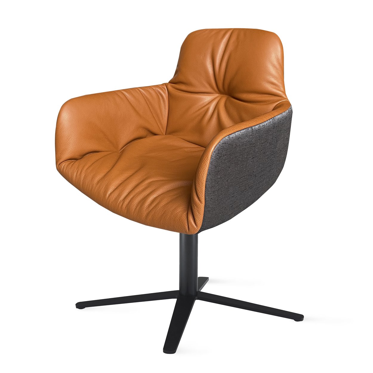 Leya Armchair High in cognacfarbenem Leder Cairo, Außenschale Stoff Shimmer Quasimero, schwarzes Fußkreuz, schräg von vorn