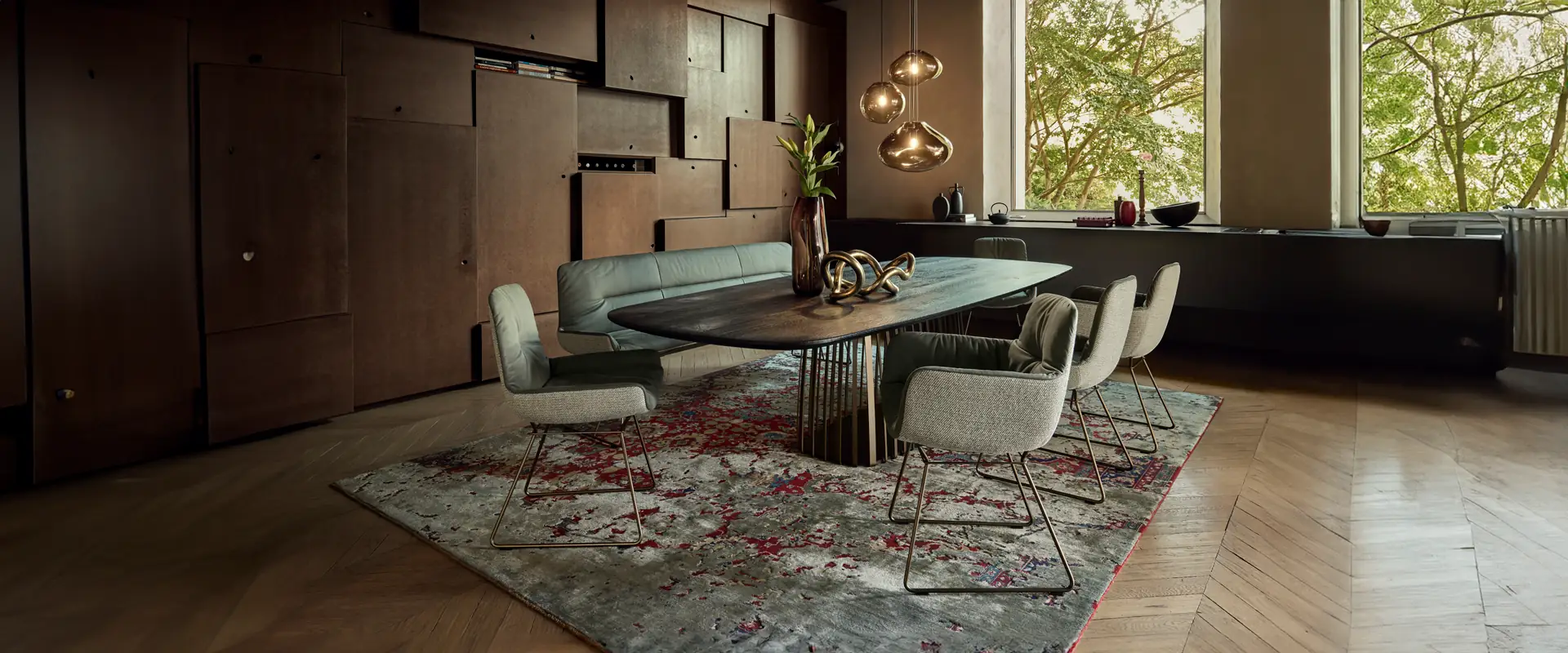 Leya Armchair Low und High am Esstisch in einer Villa