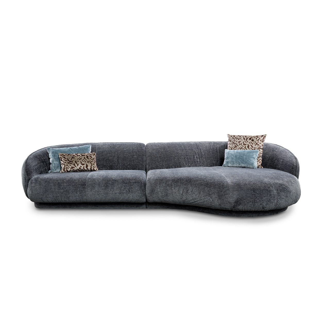 Marie Sofa in blaugrauem Bezug Agus Navy mit Zierkissen, Frontansicht