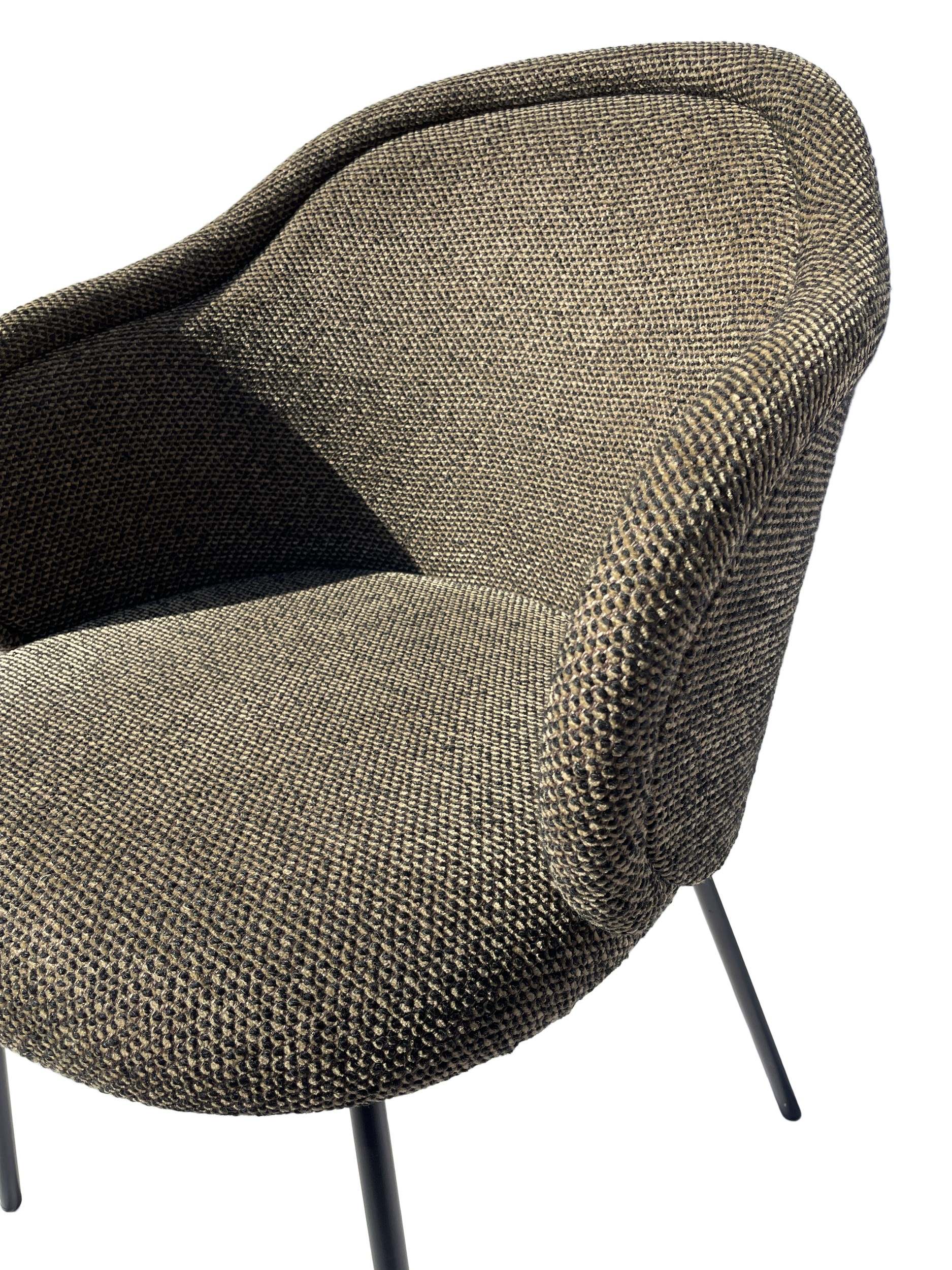 Ona Armchair – Stoff Sahco Safire 00001  – Stahlgestell Tiefschwarz