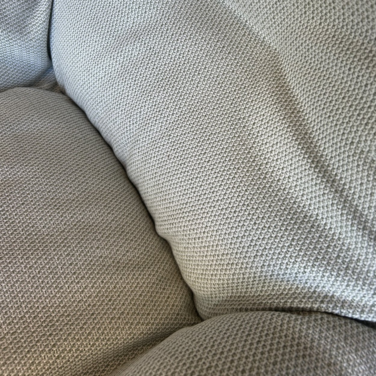 Leyasol Lounge Chair im Detail: Gewebe Lopi Bud in hellem Grau an Lehne und Sitzkissen