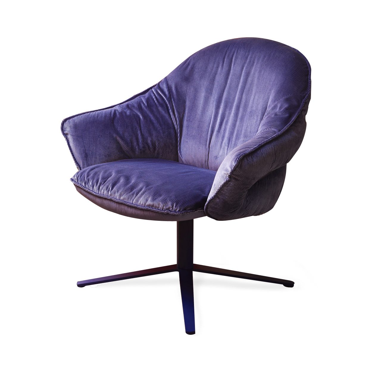 Marie Lounge Chair Low in blauviolettem Stoff Riga Iris mit schwarzem Fußkreuz, schräg von vorn