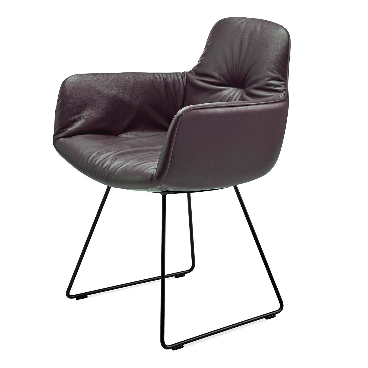 Leya Armchair High in dunkelbraunem Leder Adora Torba mit schwarzem Drahtgestell, schräg von vorn