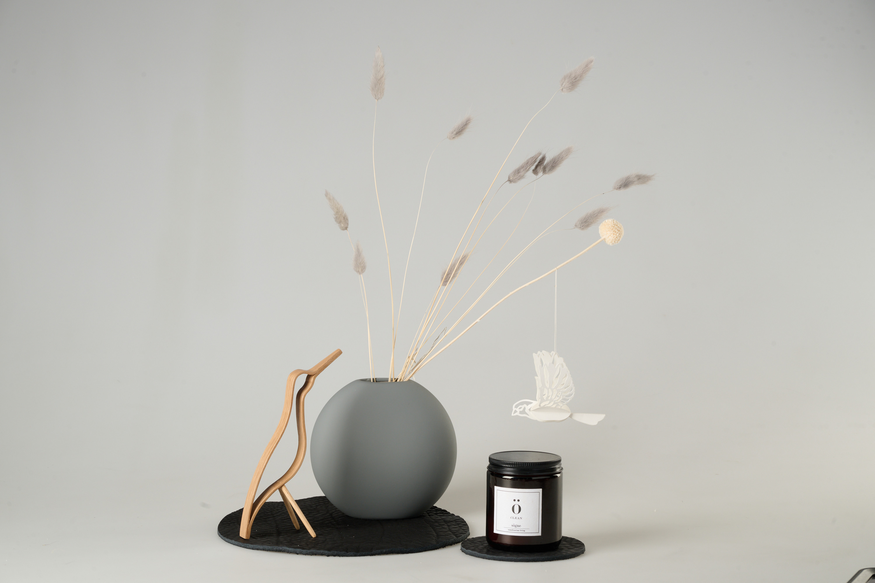 myDesignBox Silber von Melior: Dekoset mit grauer Kugelvase, Trockenblumen, Kerze und Holzvogel