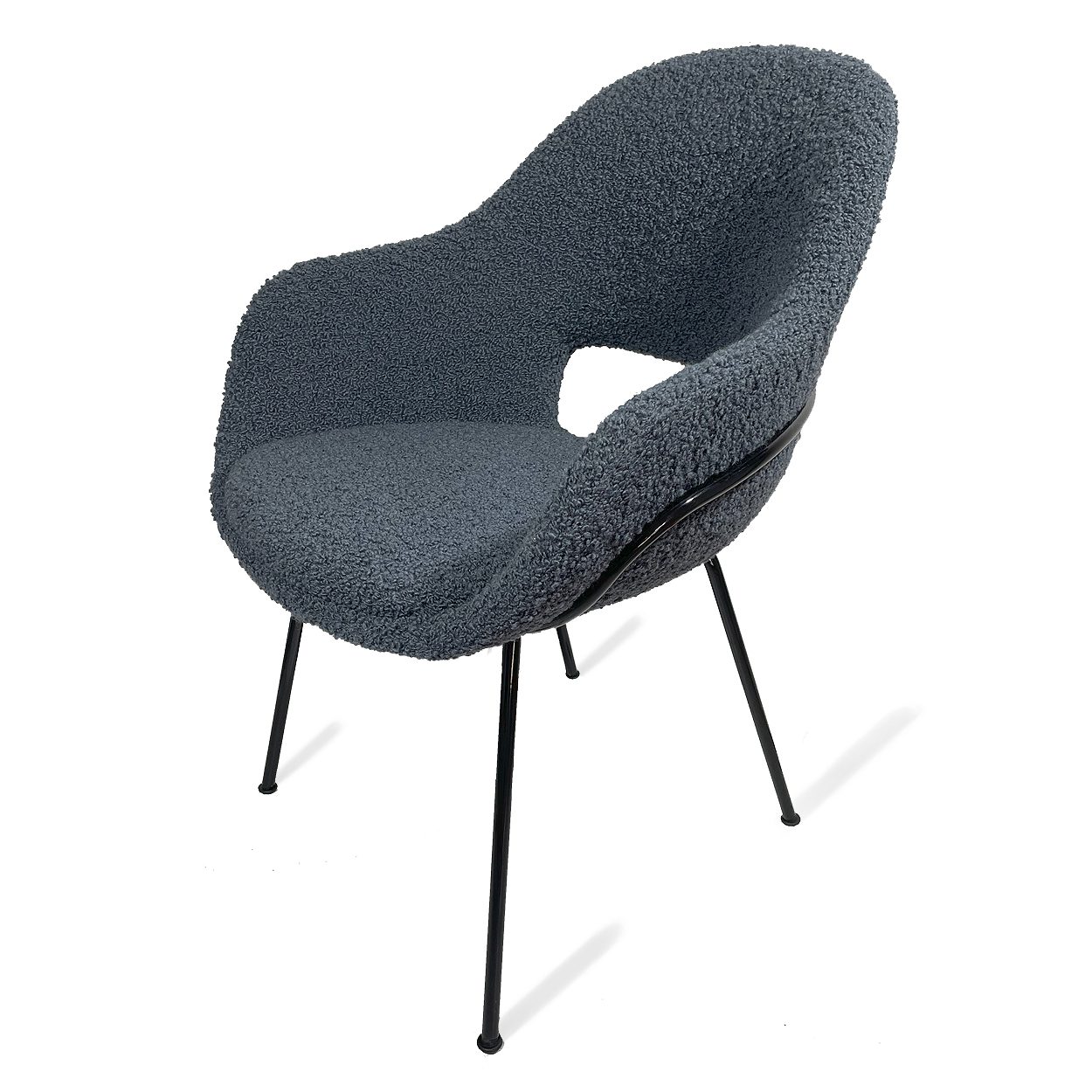 Theia Armchair High in blaugrauem Bouclé-Stoff Nimbus mit schwarzem Vierbeingestell, schräg von vorn