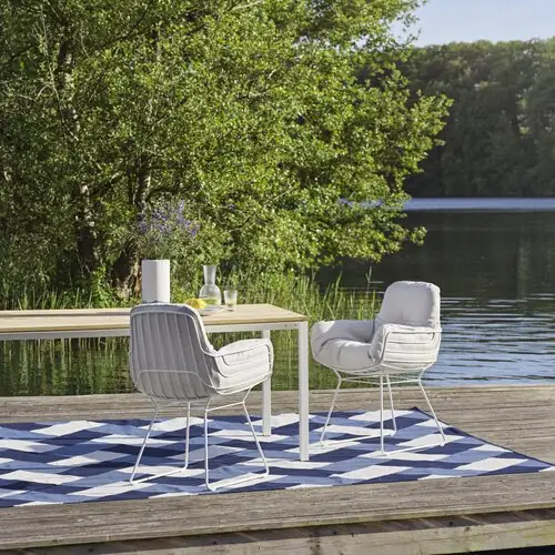 Freifrau Outdoor-Sessel am Gartentisch am See