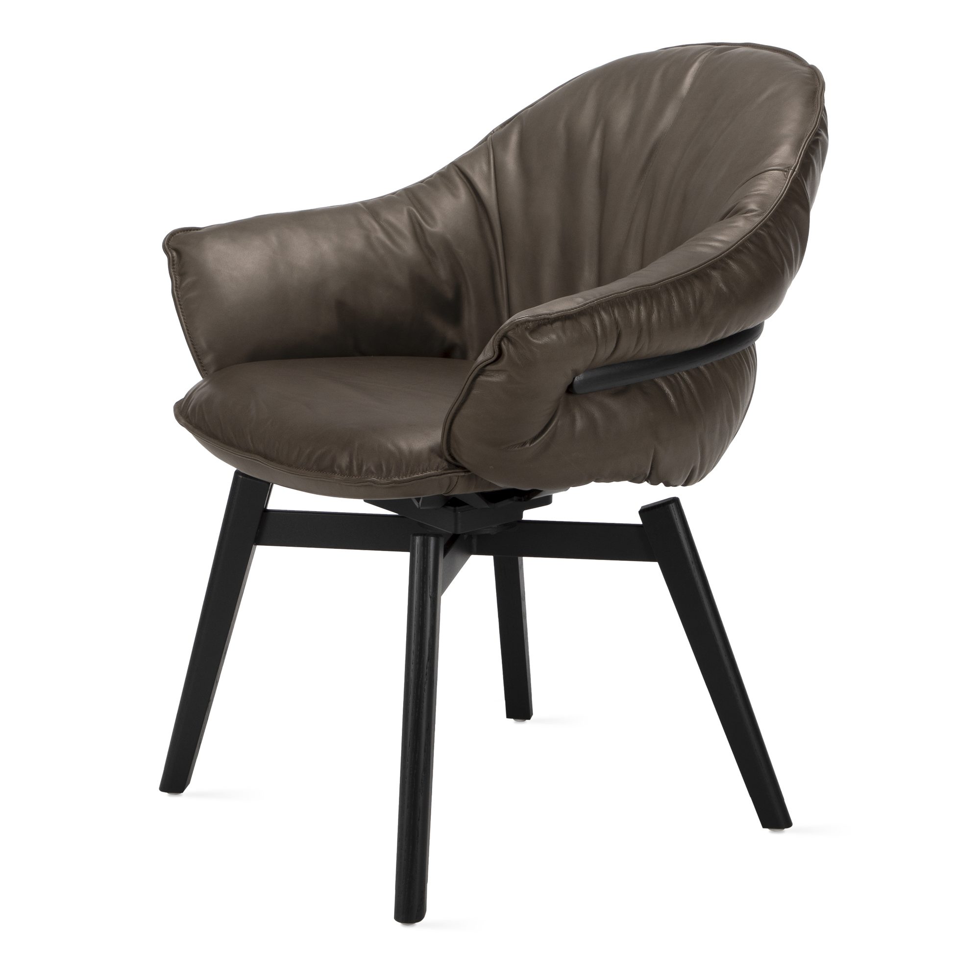 Marie Armchair in olivbraunem Leder Adora Walnut mit schwarzer Holz-Kreuzzarge, schräg von vorn