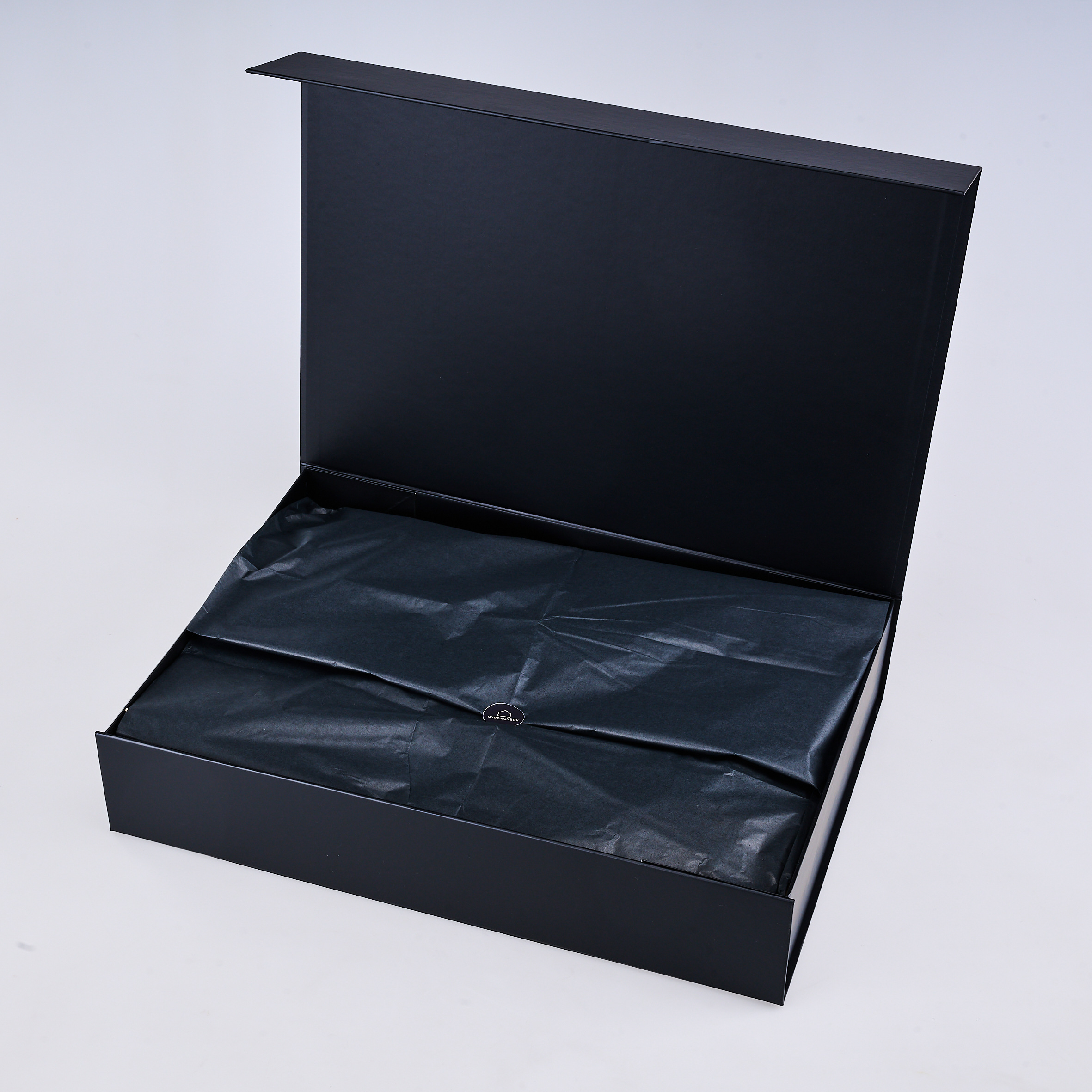 myDesignBox Silber von Melior: geöffnete schwarze Geschenkbox mit schwarzem Seidenpapier