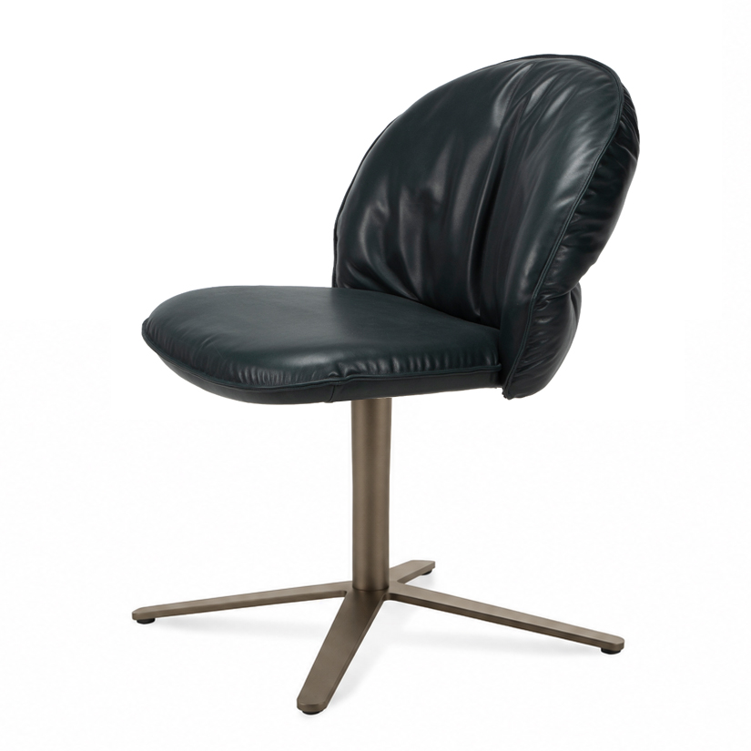 Marie Chair in dunklem Leder Adora Jade mit Fußkreuzgestell in Bronze Lasur, schräg von vorn
