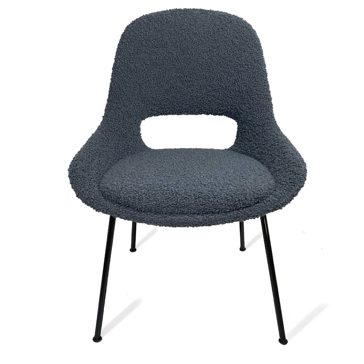 Theia Armchair Low in blaugrauem Bouclé-Stoff Nimbus mit schwarzem Vierbeingestell, Frontansicht