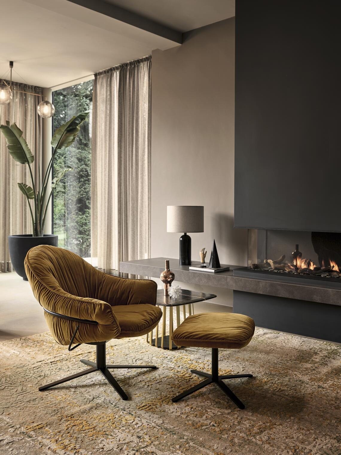 Marie Lounge Chair mit Ottoman vor einem Kamin in einem hellen Wohnraum