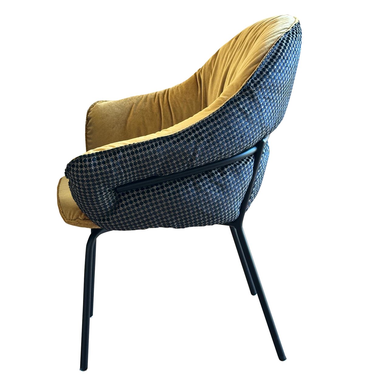 Marie Armchair mit senfgelbem Samt und blau-weiß gemustertem Stoff Sahco Avalon, schwarzes Gestell, Seitenansicht