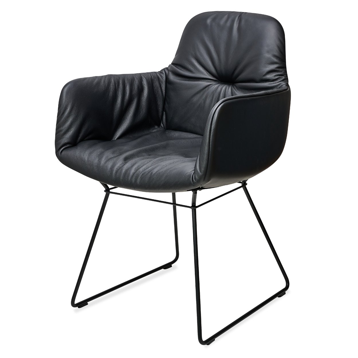 Leya Armchair High in schwarzem Leder Sahara Ebony mit schwarzem Kufengestell, schräg von vorn