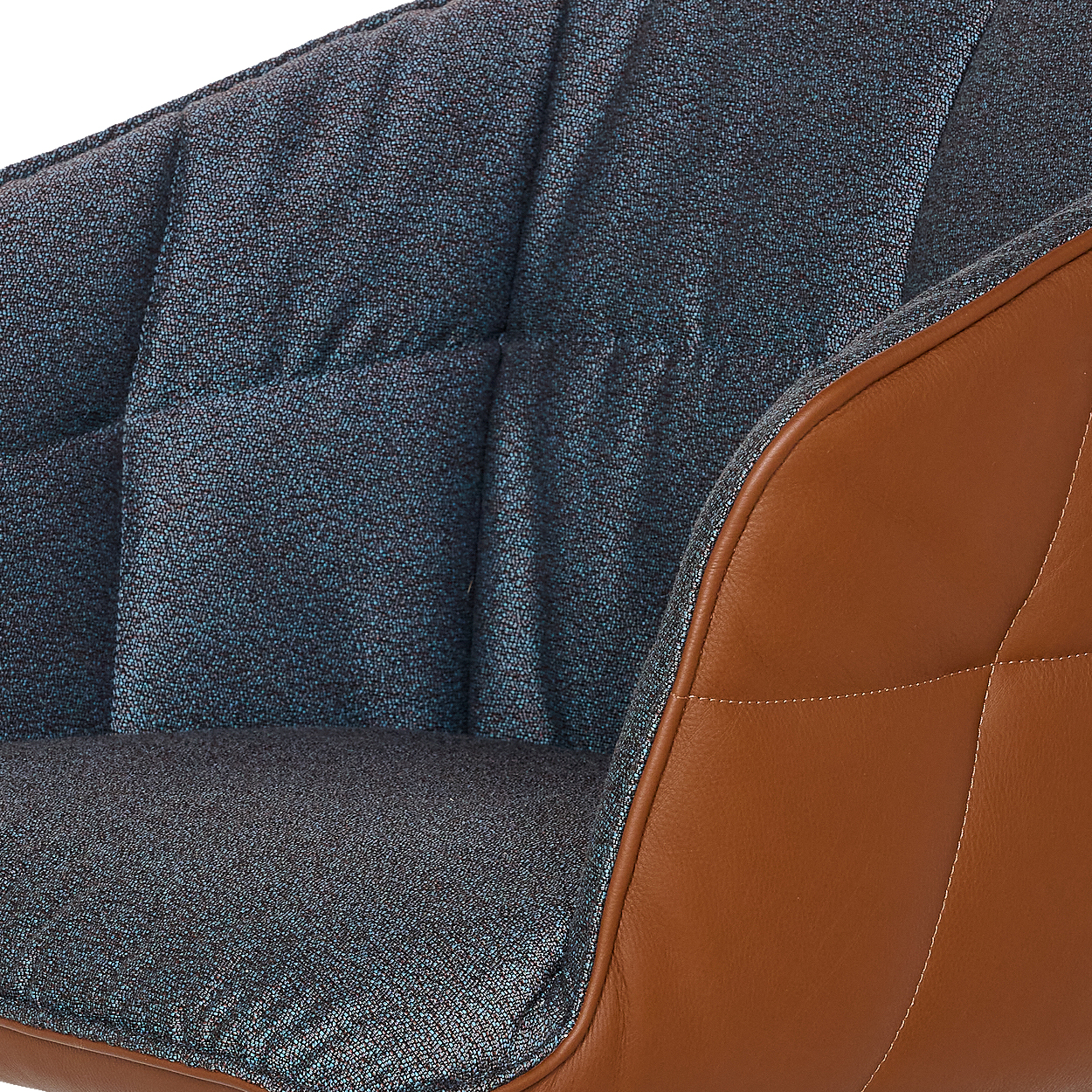 Marla Armchair High im Detail: Steppung des Stoffs Shake Vulcan und Außenseite in cognacbraunem Leder Sahara Cacao