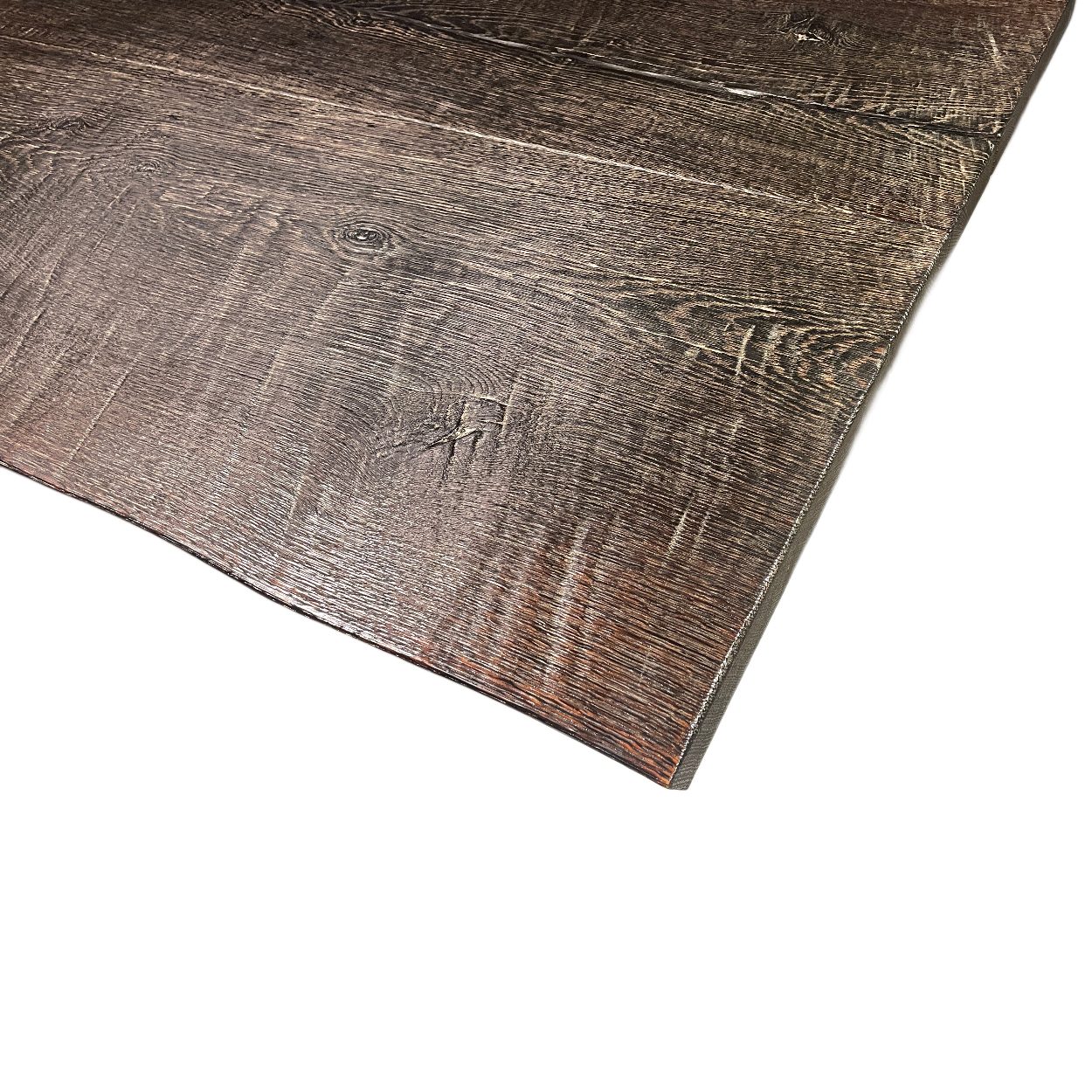 SK 08 Butterfly Tisch im Detail: gebürstete Eichenoberfläche mit Astloch an der Tischkante