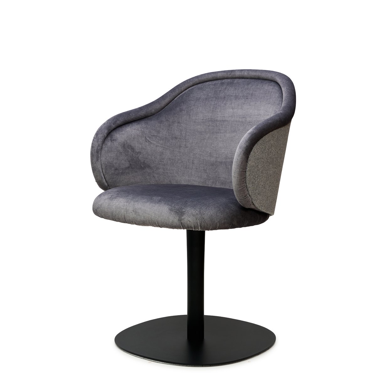 Ona Curved Armchair in violettgrauem Samt mit schwarzem Standfuß, schräg von vorn