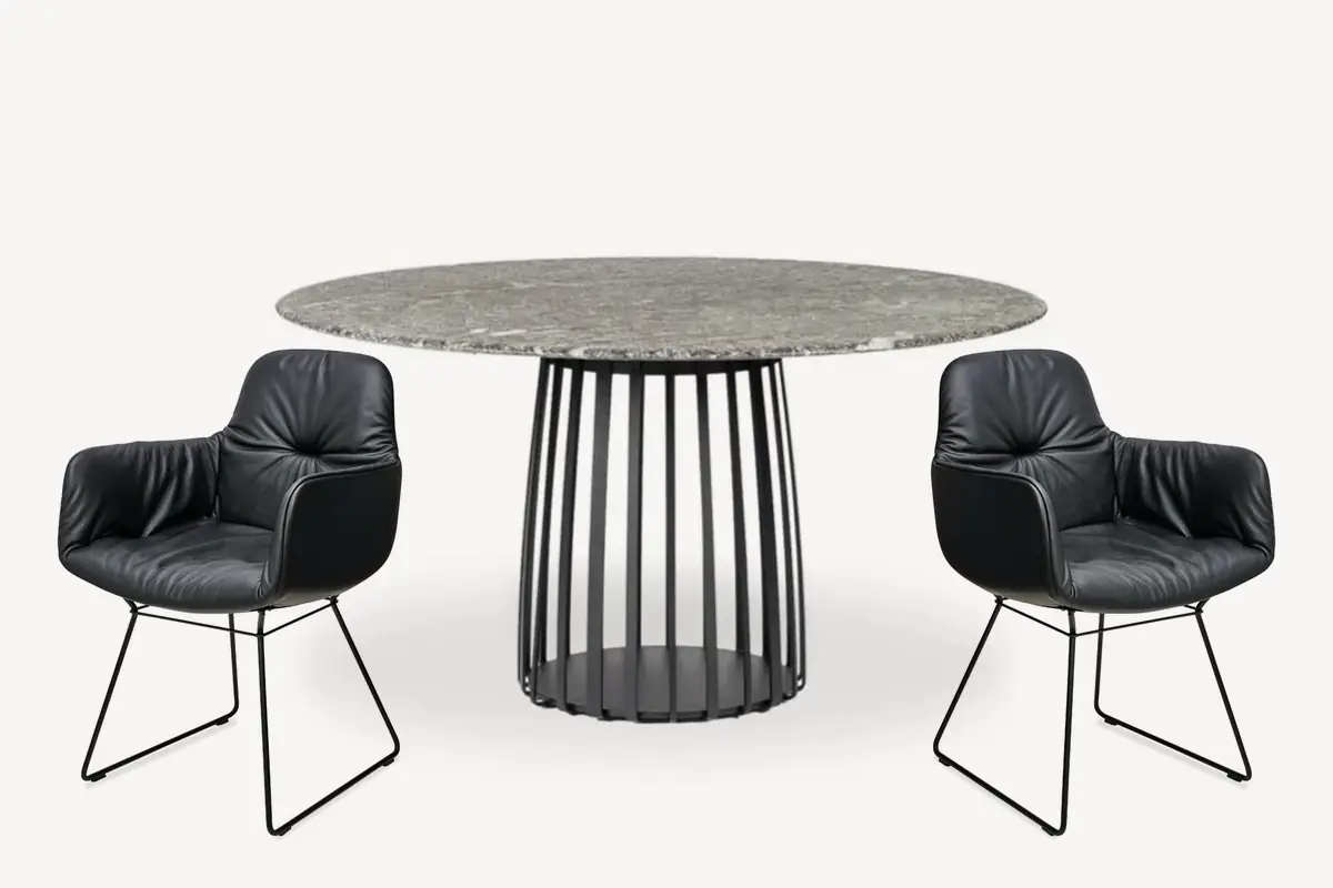 Zwei Freifrau Leya Armchair in schwarzem Leder an einem runden Janua Esstisch mit Marmorplatte