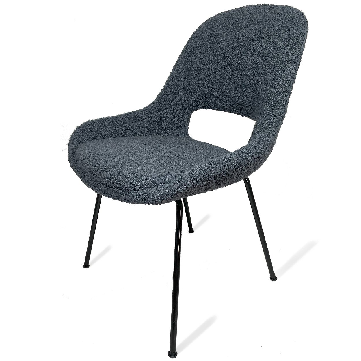 Theia Armchair Low in blaugrauem Bouclé-Stoff Nimbus mit schwarzem Vierbeingestell, schräg von vorn