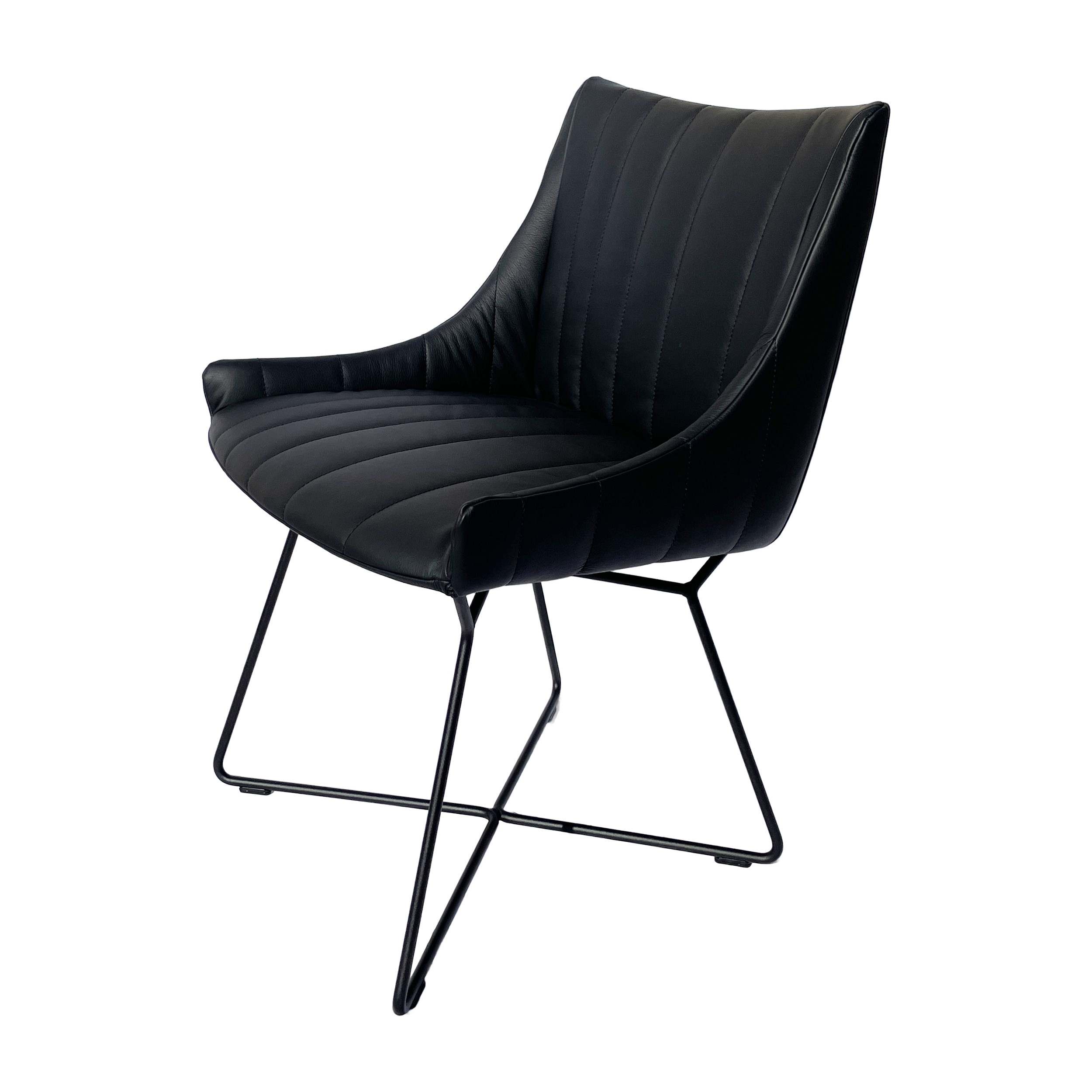 Freifrau Rubie Armchair Low in Leder Sahara Ebony mit Drahtgestell Tiefschwarz – Ansicht von der Seite