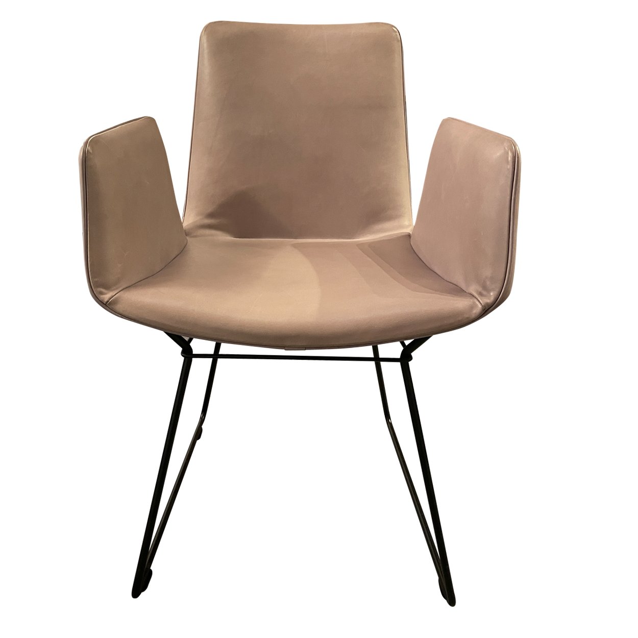 Amelie Armchair High in taupefarbenem Leder Oman Plaza mit schwarzem Drahtgestell, Frontansicht