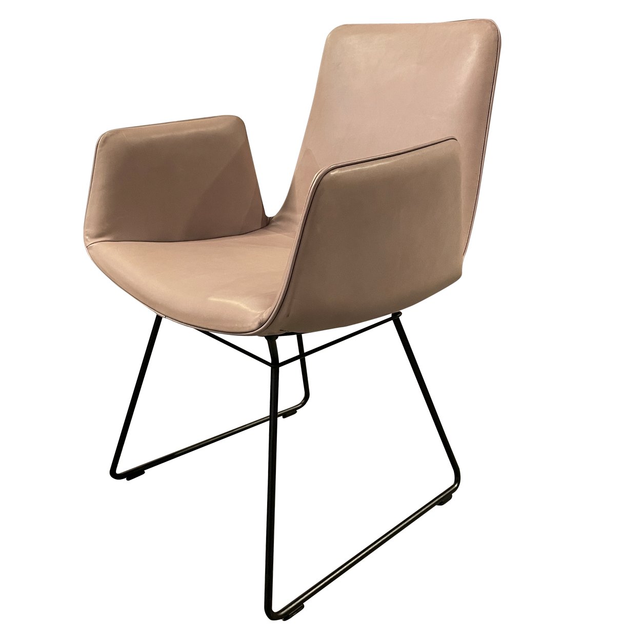 Amelie Armchair High in taupefarbenem Leder Oman Plaza mit schwarzem Kufengestell, schräg von vorn